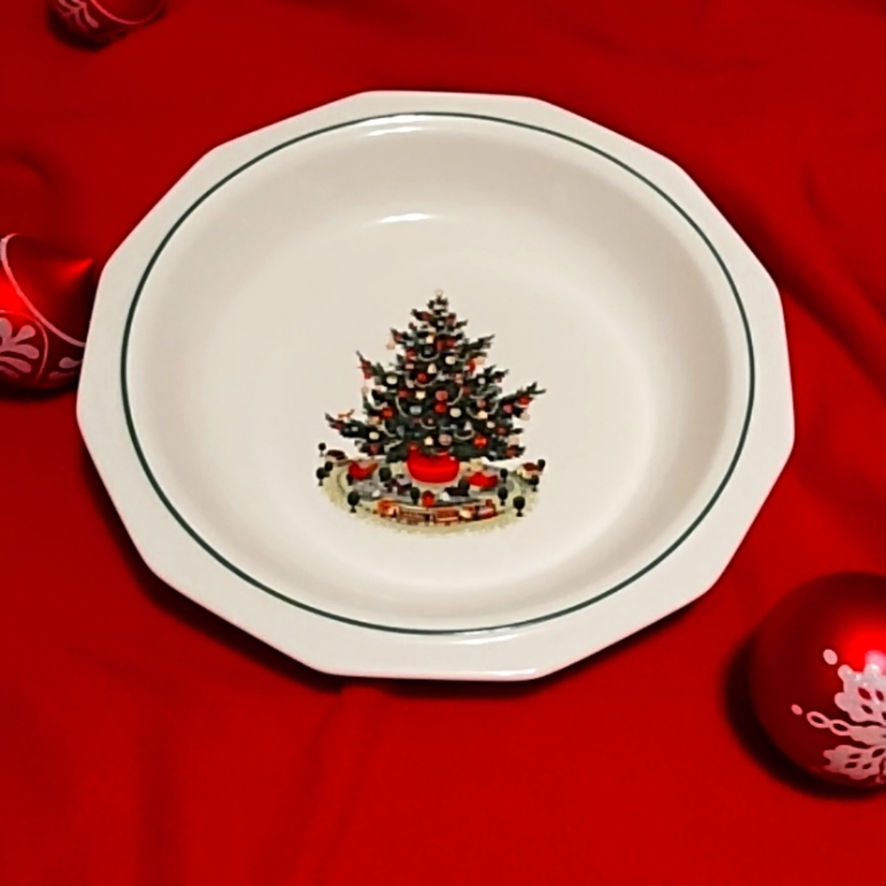 Christmas Heritage round vegetable bowl